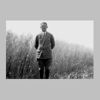 104-0108 Hubert Klein, der aelteste der drei Soehne steht stolz vor seinem Getreide.jpg